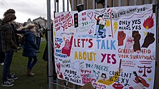 Stovky lidí protestovaly v Amsterodamu proti sexuálnímu obtování po skandálu...