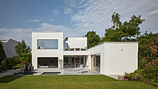 Rodinný dm je rozdlený do ty blok. 