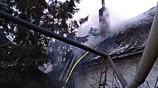 Poár ve Stránici na Hodonínsku, kde hasii nali tlo mue. (22. ledna 2022)