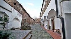 Na nádvoří renesanční stavby U Synků v Hustopečích padají trosky ze sousedního...
