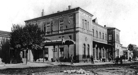 Takto vypadala budova nádraí v letech 1912 a 1918.