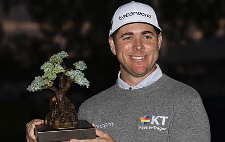 Golfista Luke List s trofejí pro vítze turnaje Farmers Insurance Open v San...