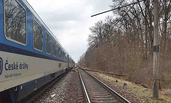 Na Břeclavsku musel kvůli poškozené troleji zastavit vlak, na místě zasahují...