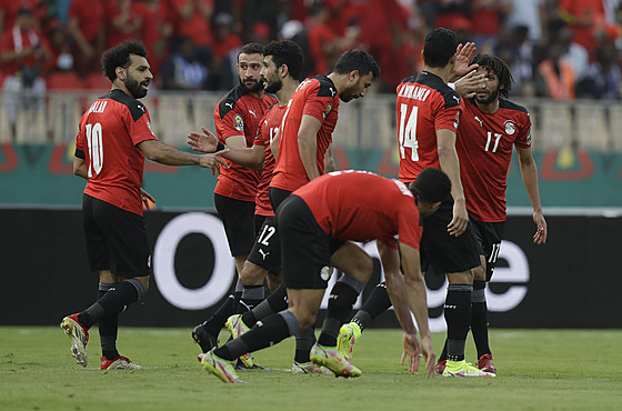 Egypttí fotbalisté se radují z gólu, který vstelil Mohamed Salah (vlevo).