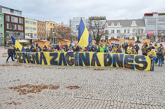 Demonstrace zlínských fanouk proti vedení hokejového klubu.