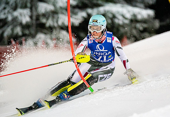 Elese Sommerová na trati slalomu v Semmeringu.
