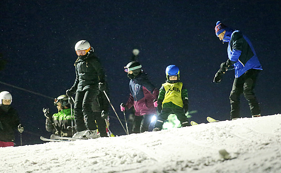 Na sjezdovce poblí Jihlavy si mohou milovníci zimních sport uívat díky nasvícení i veerní lyování. 