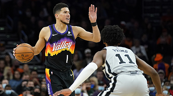 Devin Booker (vlevo) z Phoenixu bránný Joshuou Primem ze San Antonia.