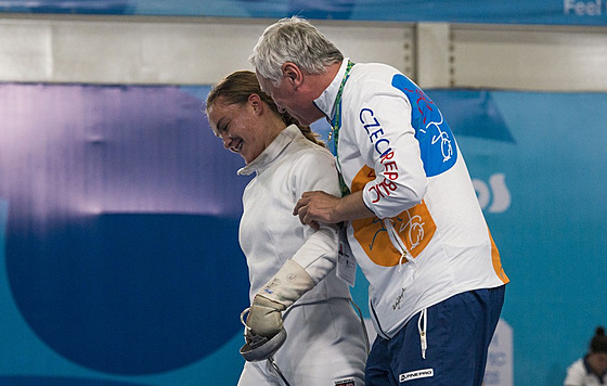 eská kordistka Veronika Bieleszová se svým trenérem na mládenické olympiád...