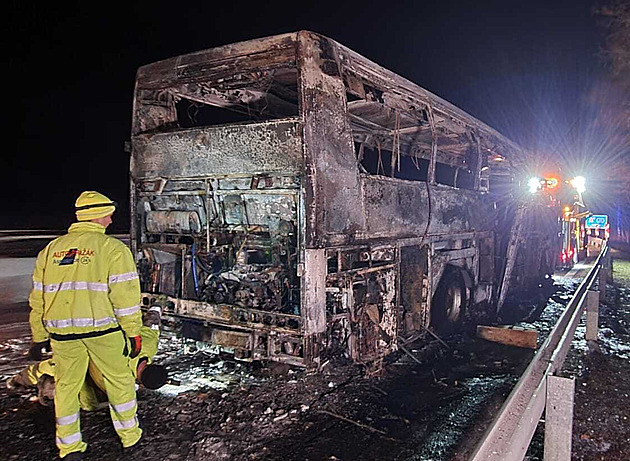 D1 je po požáru autobusu opět průjezdná, ohořelé torzo čeká na odtah