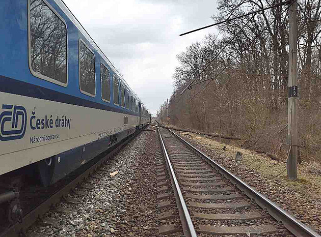 Klíčová železnice z Brna do Prahy už je průjezdná, spadlé stromy zastavily i další tratě
