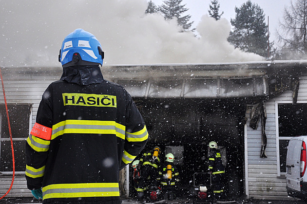 V Jablonci hořela autodílna, jeden z hasičů utrpěl lehké zranění