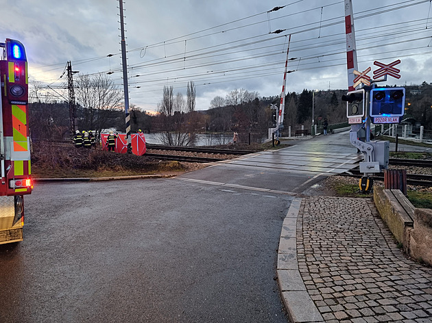 Patnáctiletá dívka vběhla u Řevnic přímo pod vlak. Na místě zemřela