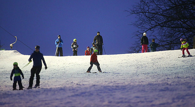 Sněhu je dost, rozjedou se sjezdovky. Lyžaři na Šacberku mají dvě hodiny zdarma