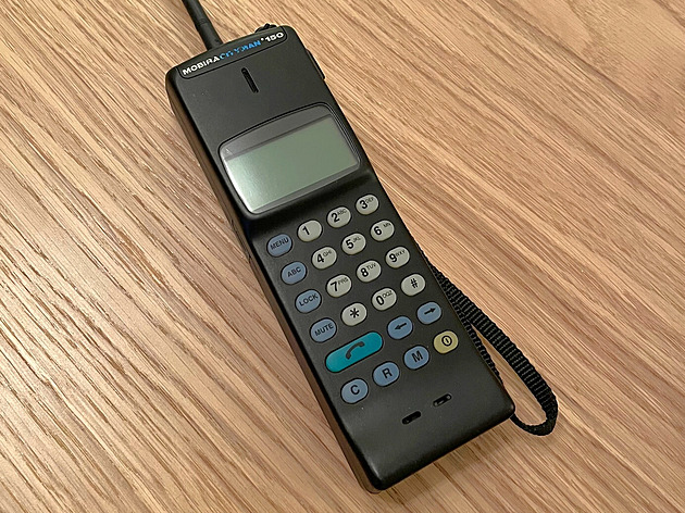 První levný mobil v Česku byl strašný křáp. Přesto se hned vyprodal