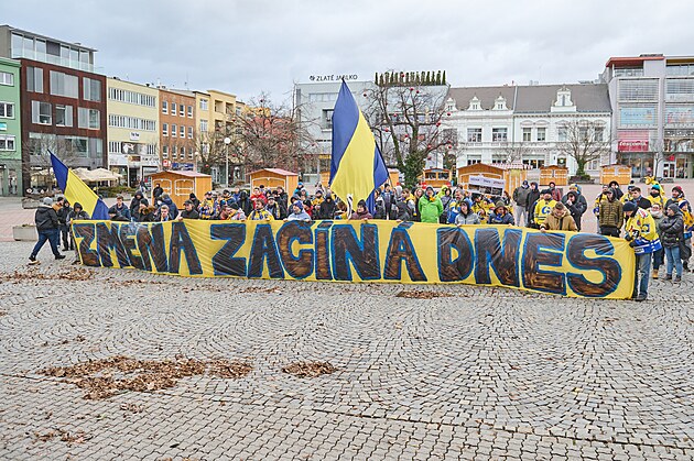 Demonstrace zlínských fanouk proti vedení hokejového klubu.