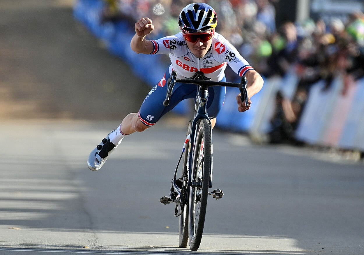 Pidcock je prvním britským mistrem světa v cyklokrosu, Boroš dojel  šestnáctý - iDNES.cz