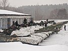 Ukrajintí vojáci pi tankovém cviení poblí Charkova (31. ledna 2022)