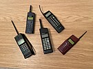 Mobilní telefony, které si zahrály v seriálu Devadesátky