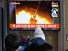 Lidé na vlakovém nádraí v Soulu sledují v televizi snímky odpálení rakety...