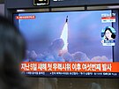 Lidé na vlakovém nádraí v Soulu sledují v televizi snímky odpálení rakety...