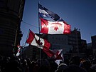 Vlajky Kanady a Quebecu povené naopak na protest proti okování a vládním...
