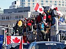 Tisíce lidí v centru hlavního msta Kanady protestovaly proti vládním opatením...