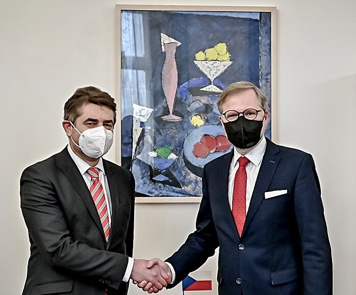 Premiér Petr Fiala s ukrajinským velvyslancem v Praze Jevhenem Perebyjnisem...