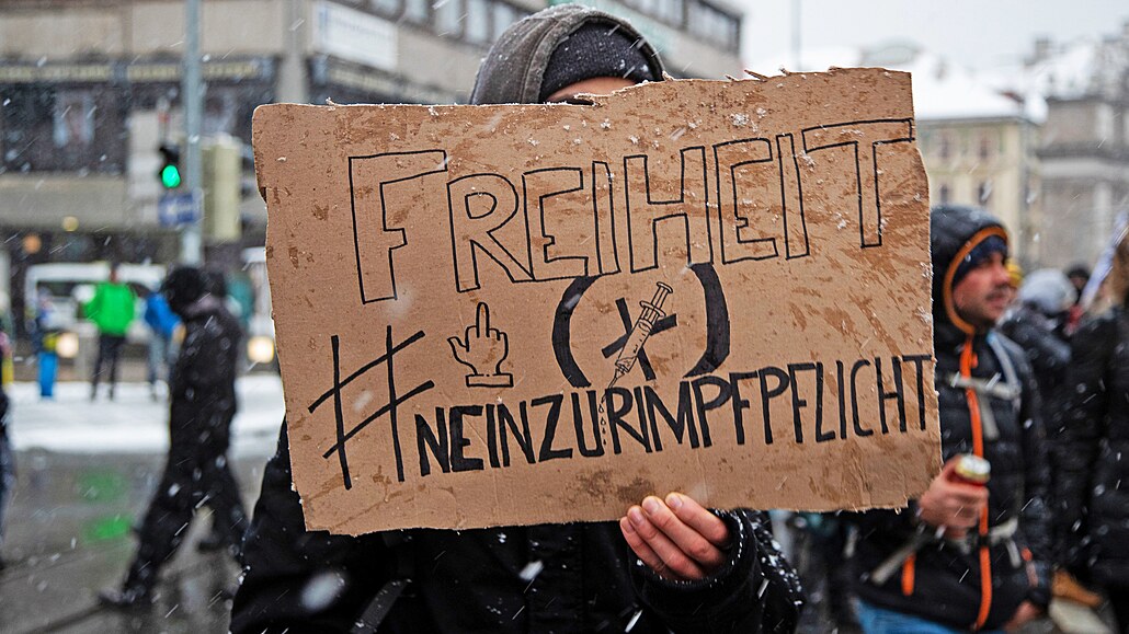Demonstrace proti povinnému okování v rakouském Innsbrucku (22. ledna 2022)