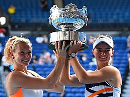 Barbora Krej�íková (vpravo) a Kate�ina Siniaková pózují s trofejí pro deblové...