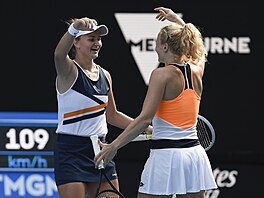 Barbora Krej�íková a Kate�ina Siniaková se radují z vít�zství �ty�hry na...