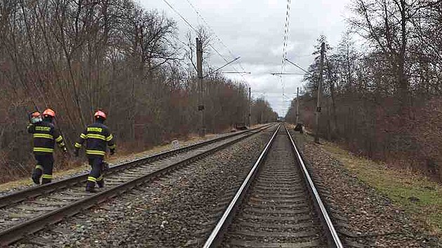 Na Břeclavsku musel kvůli poškozené troleji zastavit vlak, na místě zasahují hasiči. (30. ledna 2022)