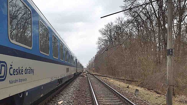 Na Břeclavsku musel kvůli poškozené troleji zastavit vlak, na místě zasahují hasiči. (30. ledna 2022)