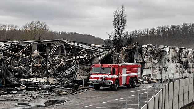 Po požáru hal v Mladé Boleslavi je předběžná škoda jedna miliarda korun, na místě jsou vyšetřovatelé. (30. ledna 2022)