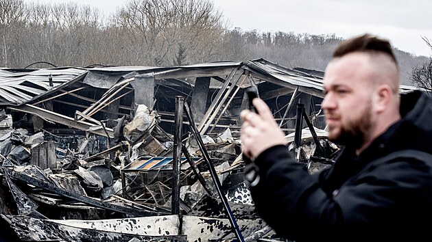 Po požáru hal v Mladé Boleslavi je předběžná škoda jedna miliarda korun, na místě jsou vyšetřovatelé. (30. ledna 2022)