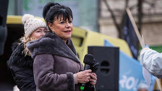 Sentorka Alena Dernerov vystoupila na demonstraci proti povinnmu okovn. (30. ledna 2022)