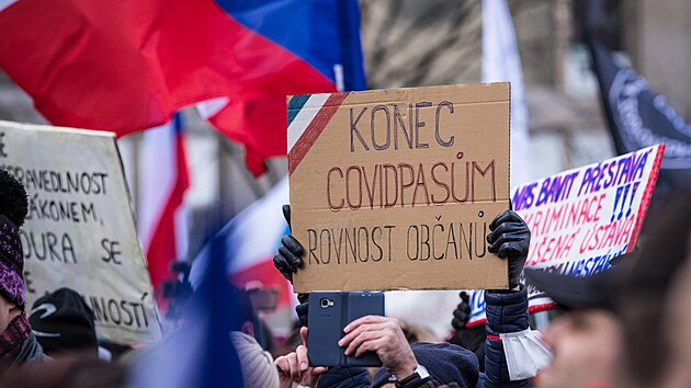 Odprci protipandemickch opaten se v nedli odpoledne seli na Vclavskm nmst, aby protestovali proti pijet novely pandemickho zkona. (30. ledna 2022)