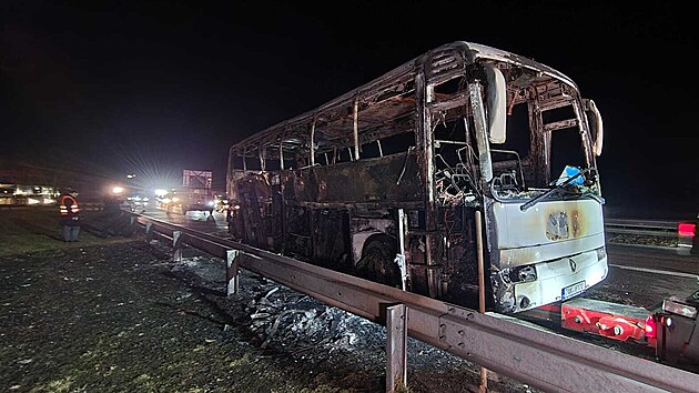Požár autobusu v neděli před 18:00 zastavil na dálnici D1 na 42. kilometru provoz ve směru na Prahu. (30. ledna 2022)