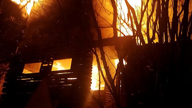 Dv jednotky hasi zasahovaly v nedli v ulici U Potovky v Praze 5 u poru chaty. (30. ledna 2022)