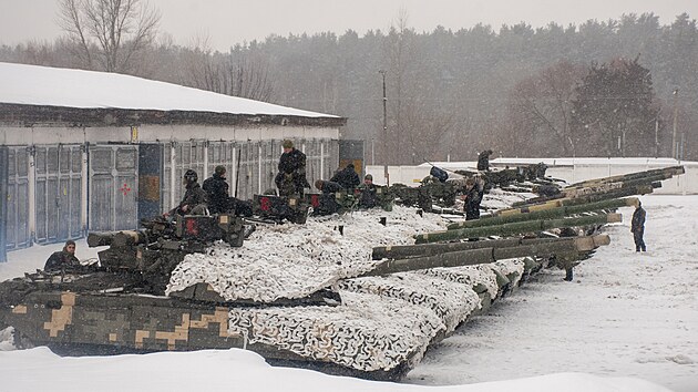 Ukrajint vojci pi tankovm cvien pobl Charkova (31. ledna 2022)