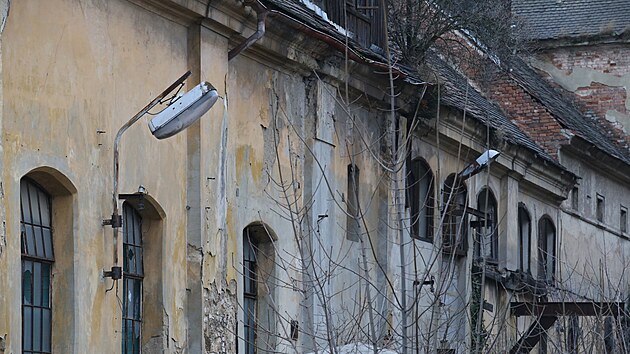 Budovy, které nejsou památkově chráněné, chtěl rakouský majitel nechat zbourat a ostatní plánoval opravit.