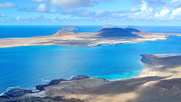 Cl je tam dole. Pohled z tes u osady Ye obshne odlehlou pl Playa del Risco (v poped snmku vpravo) i ostrov La Graciosa.