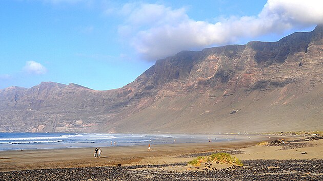 Na Playa del Risco se d dojt i z osady Famara, je to vak dlouh a msty ne zcela bezpen cesta pod Famarskmi tesy (na snmku).