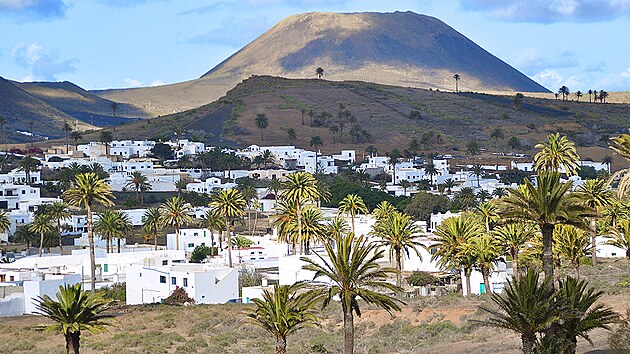 Mohutn kuel sopky Montana Corona ovld krajinu na severu Lanzarote. V poped, obklopena palmami, je vidt obec Hara.