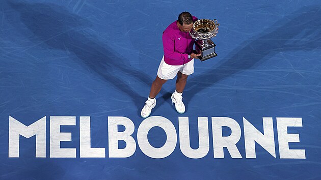 Rafael Nadal s trofej� pro v�t�ze Australian Open