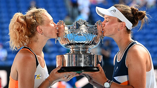 Barbora Krejkov (vpravo) a Kateina Siniakov lbaj trofej pro ampionky Australian Open.