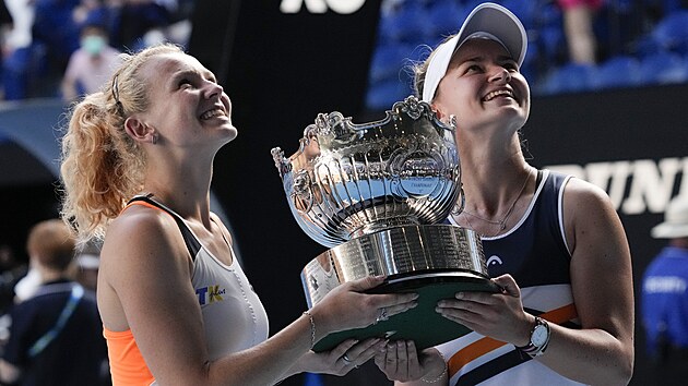 Barbora Krejkov (vpravo) a Kateina Siniakov pzuj s trofej pro deblov ampionky Australian Open.