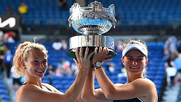 Barbora Krejkov (vpravo) a Kateina Siniakov pzuj s trofej pro deblov ampionky Australian Open.