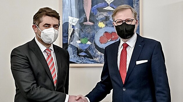 Premir Petr Fiala s ukrajinskm velvyslancem v Praze Jevhenem Perebyjnisem (31. ledna 2022)
