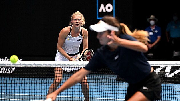 Kateina Siniakov (vzadu) bhem finle tyhry na Australian Open.